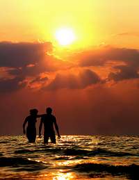 Moře a zamilovaný pár v západu slunce