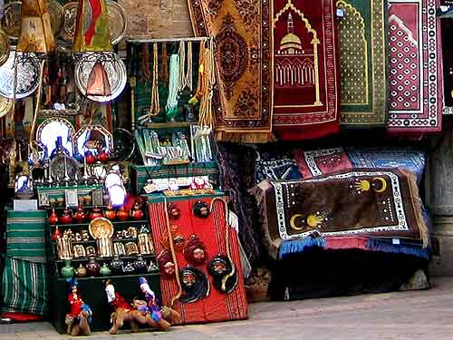 Tuniský bazar prodávající perské koberce